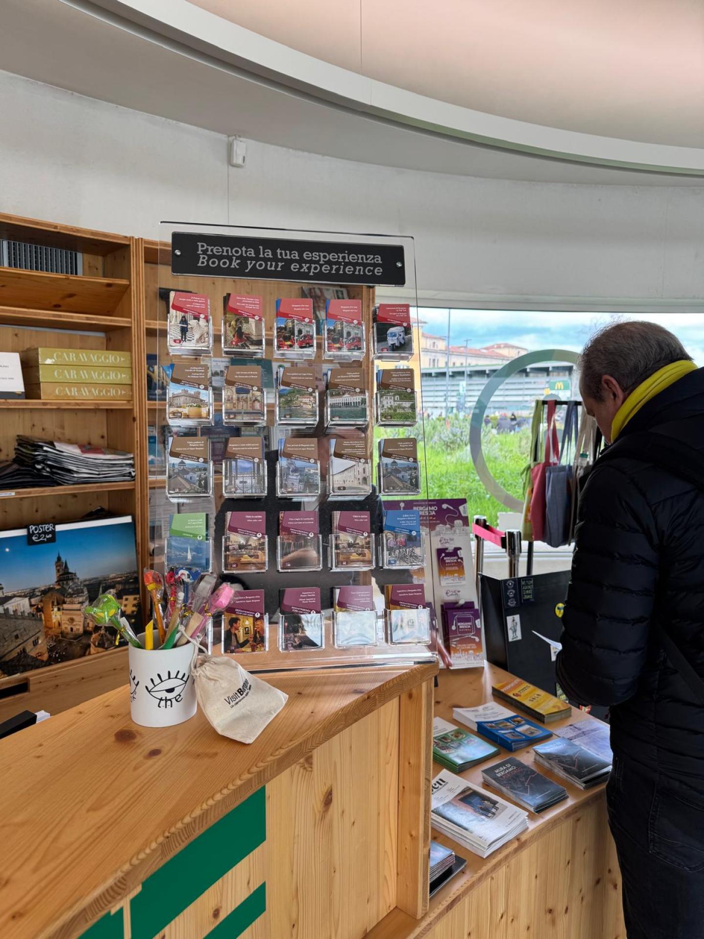 Bergamo_EspositoreCardEsperienze__InternoInfopoint_BergamoBassa_VisitBergamo