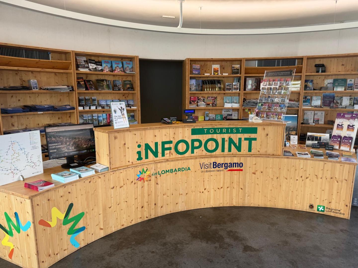 Bergamo_Bancone__InternoInfopoint_BergamoBassa_VisitBergamo
