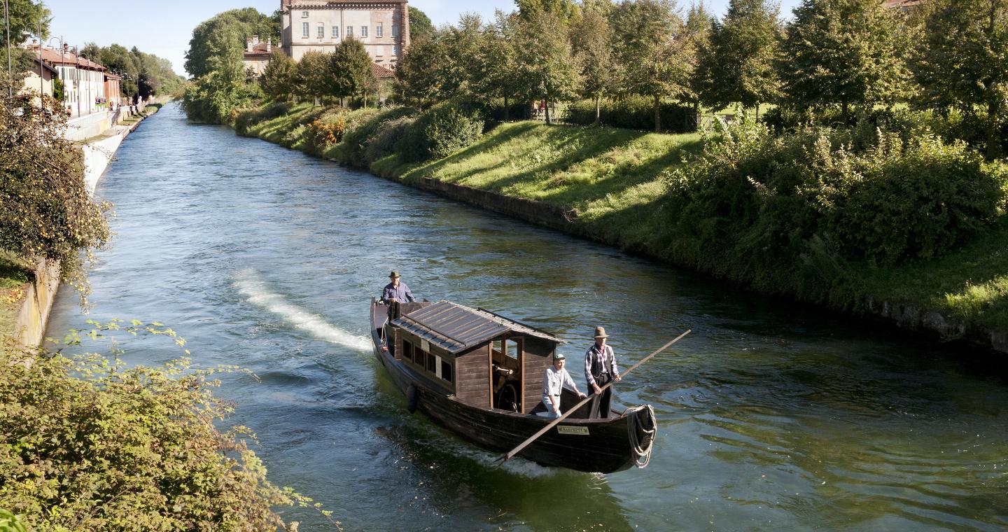 Boatmen in Robecco sul Naviglio, Milan