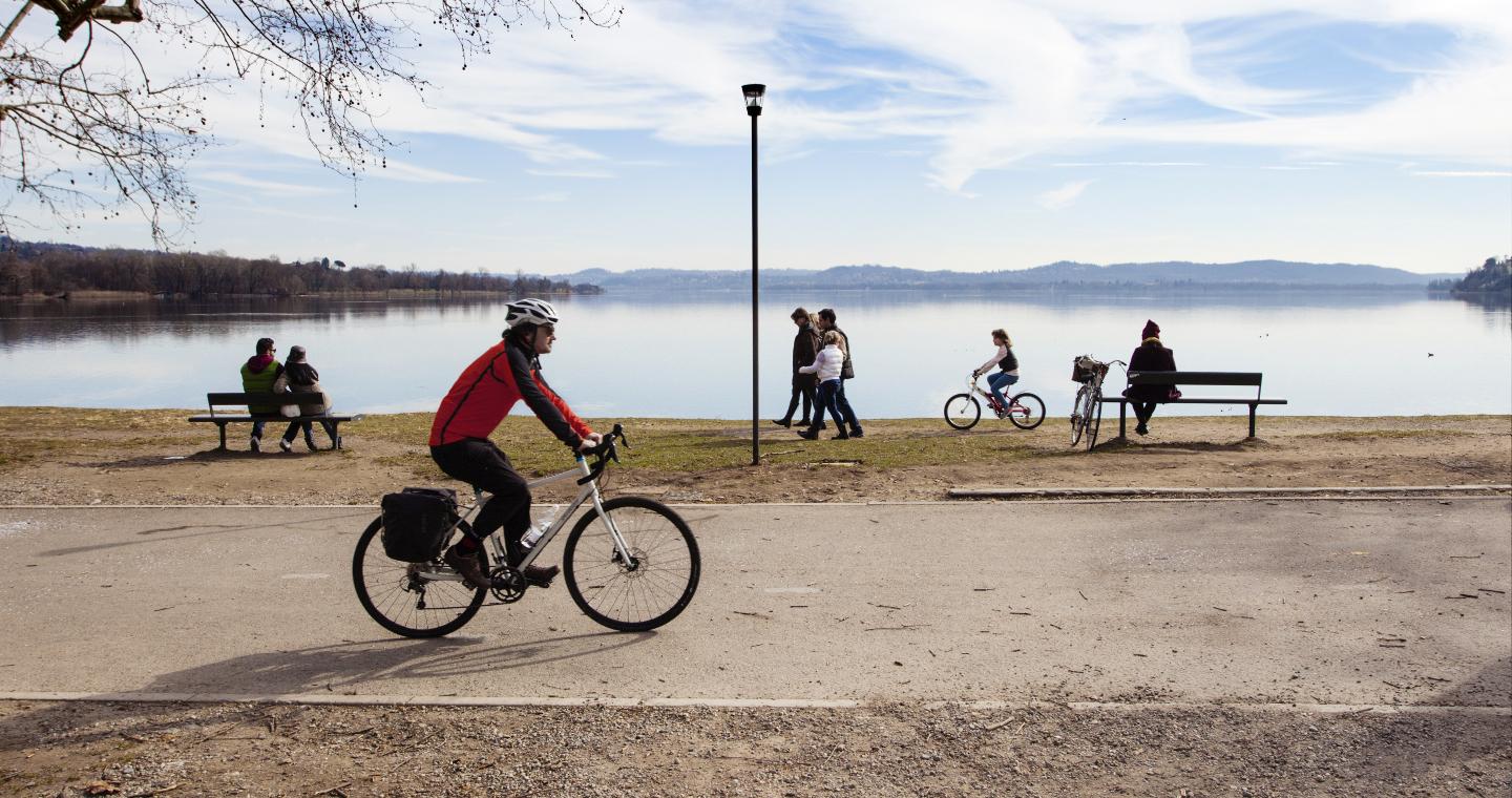 @inlombardia - pista ciclabile sul lungolago di Varese.