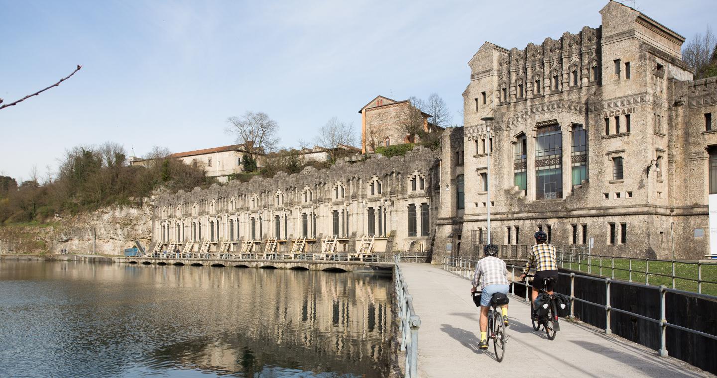 Passerella lungo la centrale Taccani, Trezzo sull’Adda, Milano