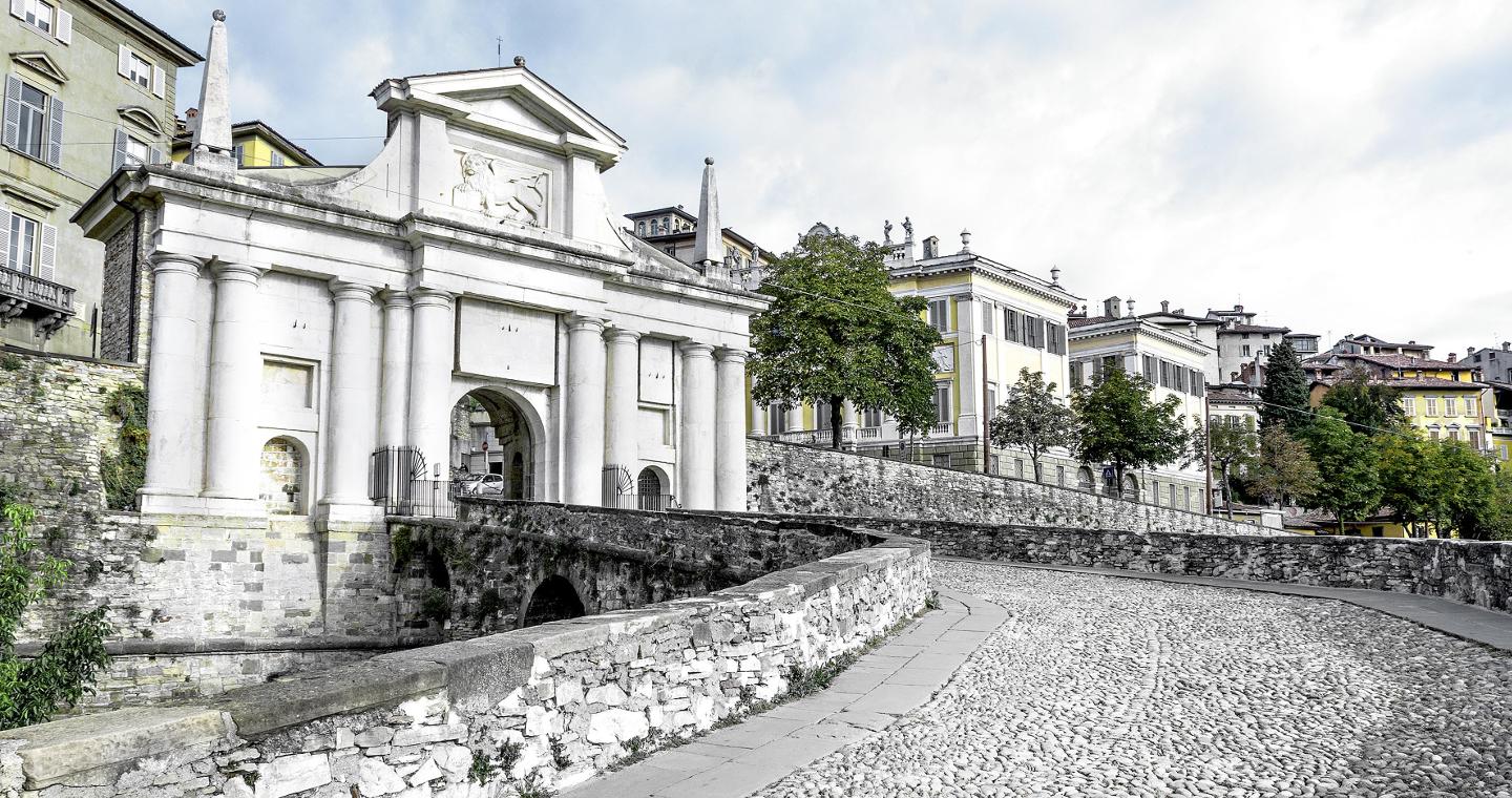 Porta San Giacomo sulle Mura Veneziane di Bergamo Alta. (@inLombardia)