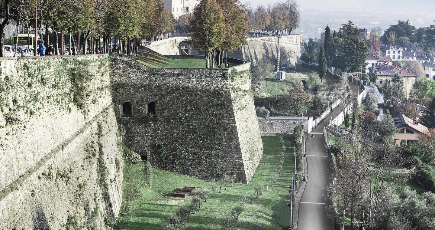 I bastioni della Mura Veneziane di Bergamo Alta.Porta San Giacomo sulle Mura Veneziane di Bergamo Alta. (@inLombardia)