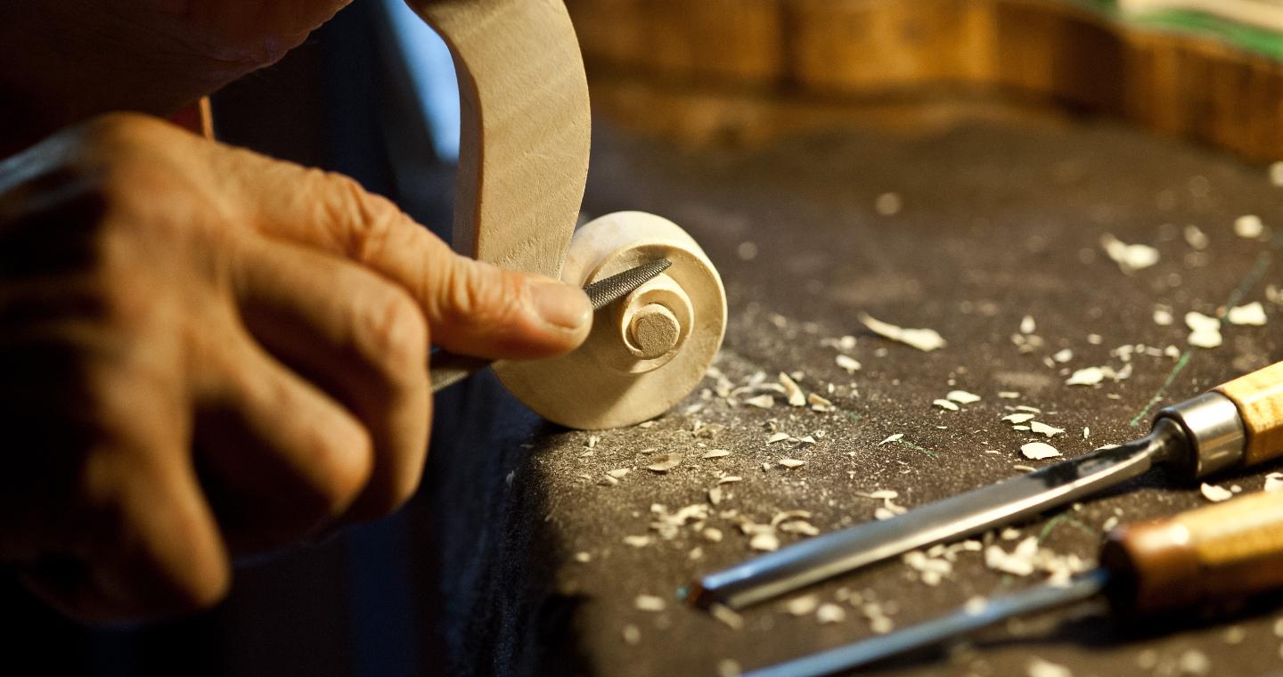 @inlombardia - Dettaglio del lavoro di un liutaio, Cremona.