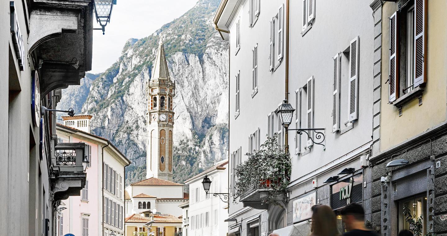 Scorcio della città con il Campanile di San Nicolò, Lecco.