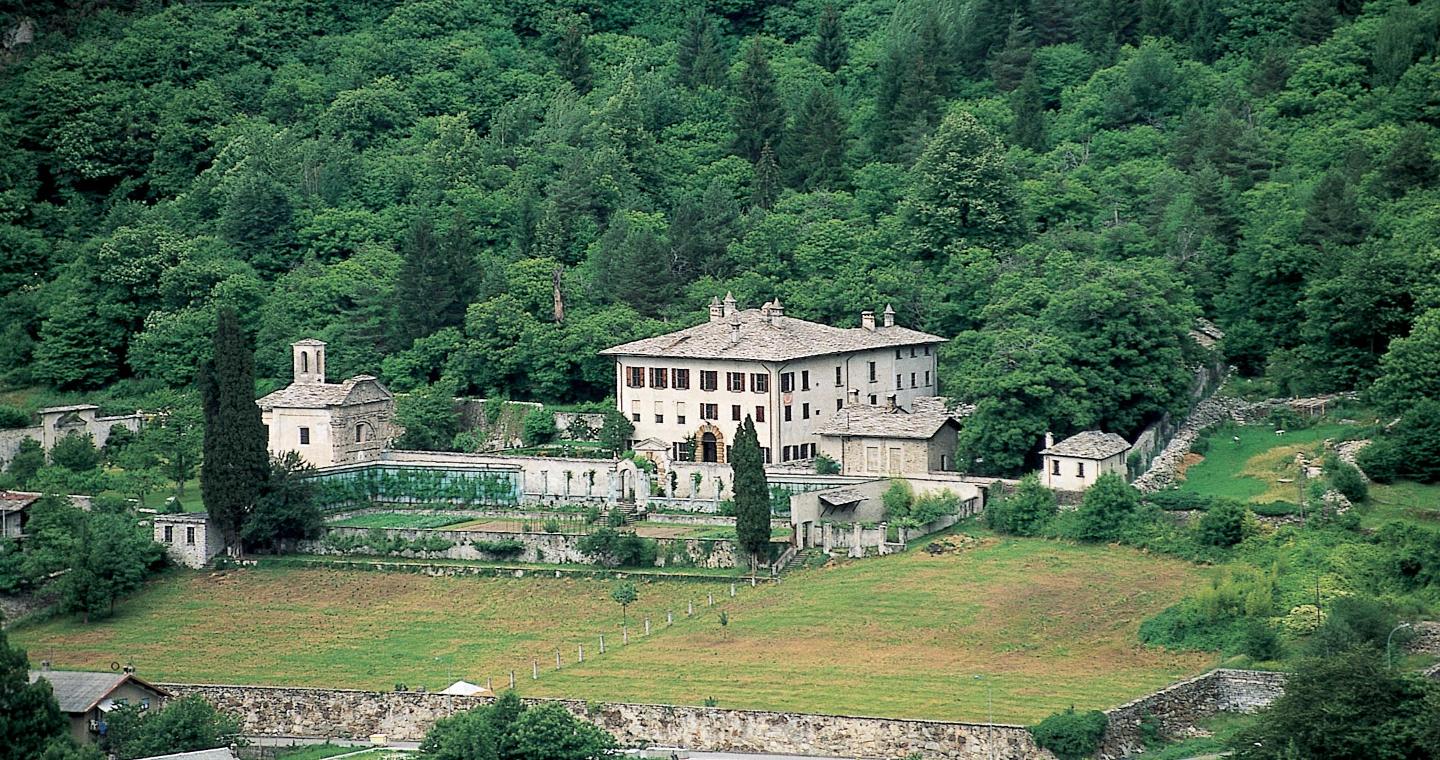 Palazzo Vertemate Franchi circondato dal verde