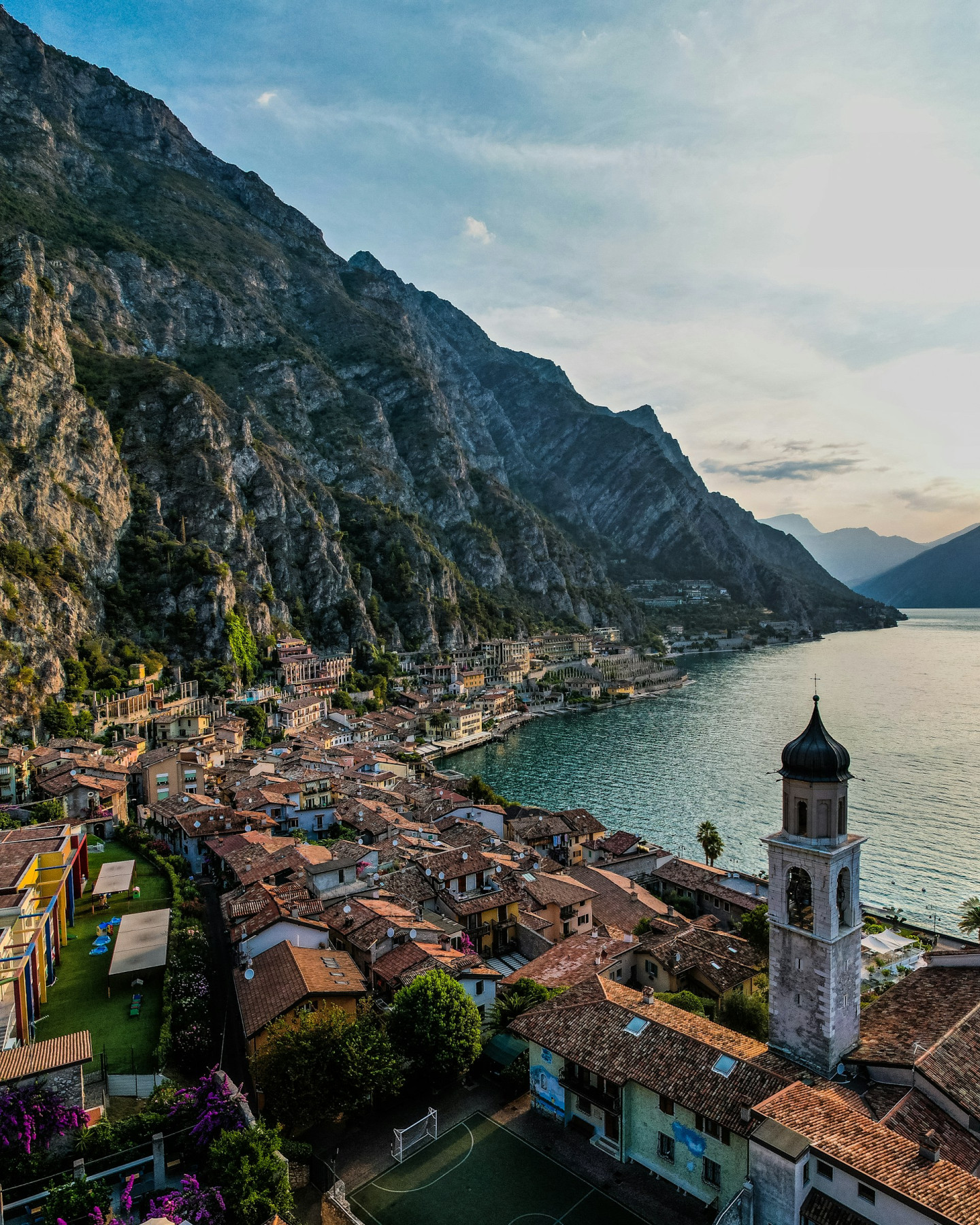 foto aerea di Limone Sul Garda con montagna e lago sullo sfondo