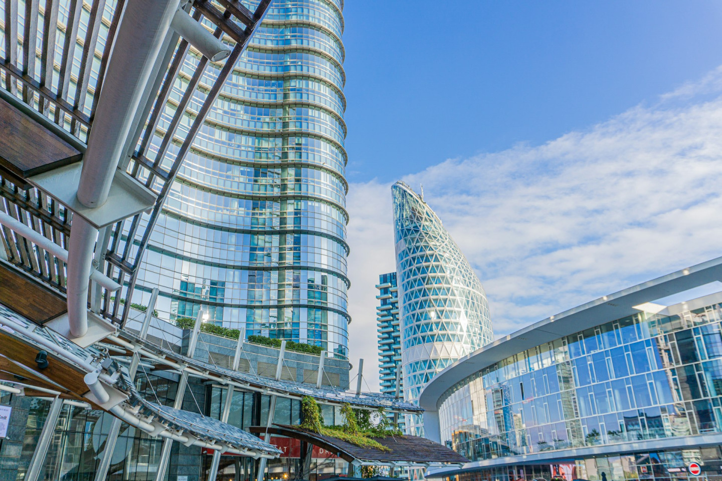 Grattacieli a Milano fotografati da piazza Gae Aulenti con skyline sullo sfondo