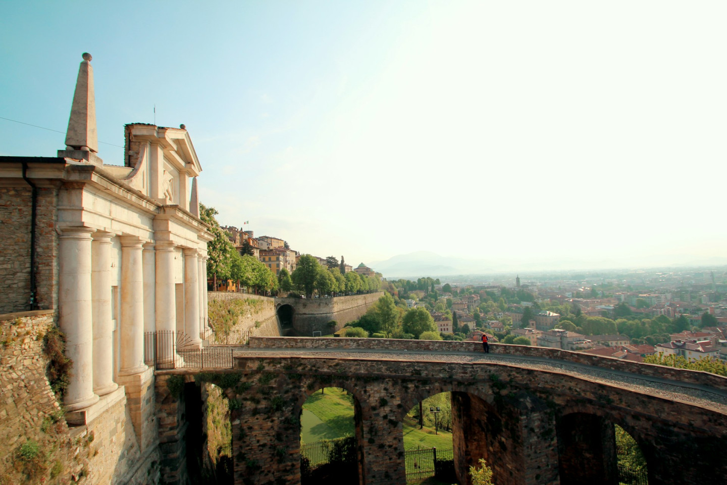 Bergamo città alta in primo piano con ponte e palazzi storici