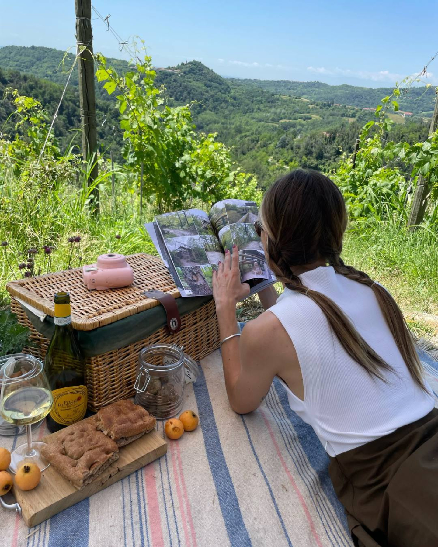 ragazza che fa un picnic chic in oltrepo pavese