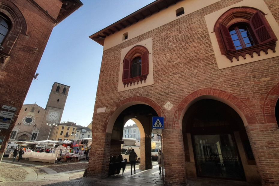 Scorcio della piazza con il Duomo e palazzo Vistarini