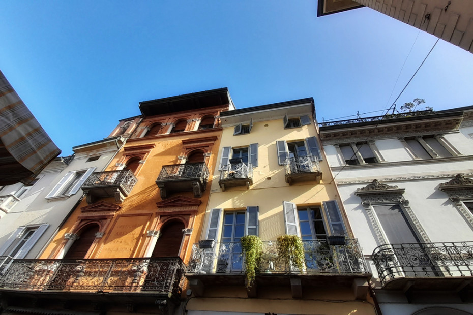 Facciate di palazzi sulla piazza