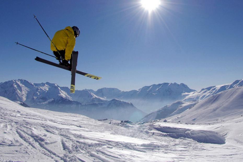 Es bietet Berge an, die über das ganze Jahr erlebbar sind