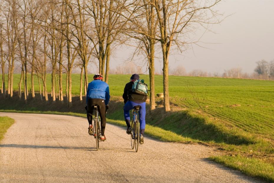 Man fährt Fahrrad Man fährt Fahrrad