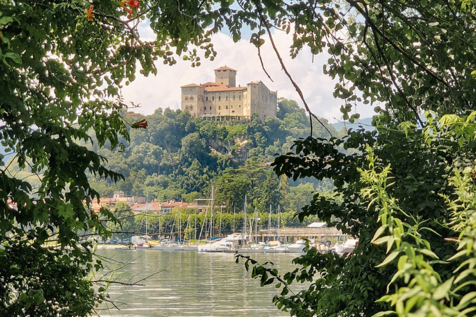 The majestic Angera Castle dominates Lake Maggiore and offers spectacular views: an imposing medieval fortress that tells centuries of history and houses the fascinating Doll and Toy Museum.