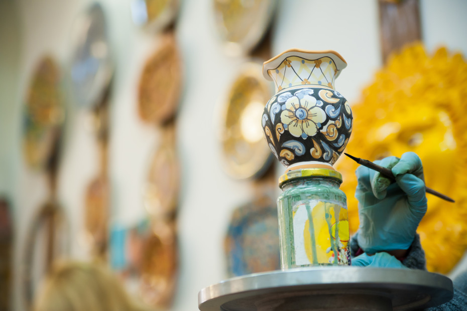 Vasellame e servizi da tavola decorati a mano (LO, MN)