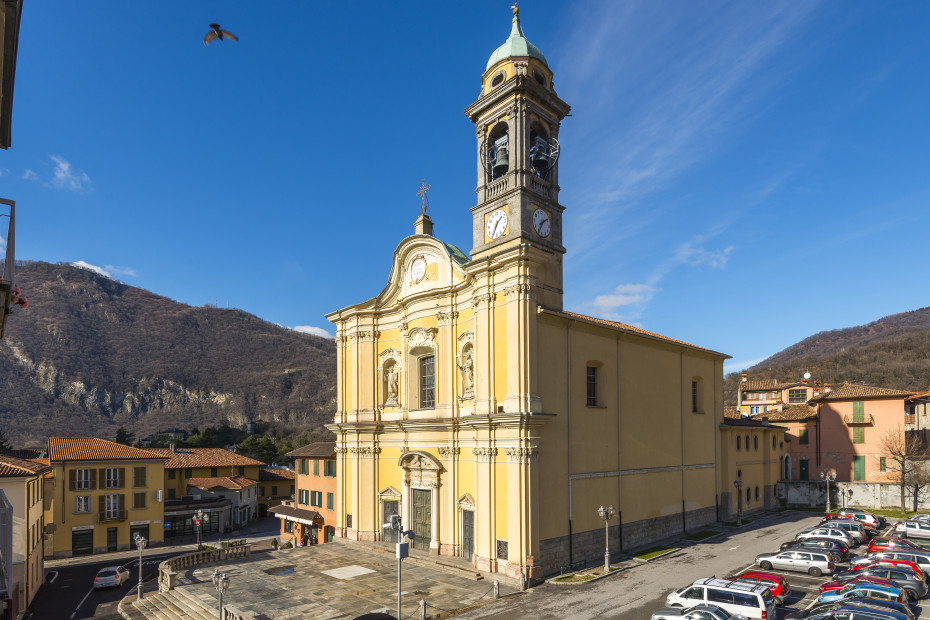 Facciata e campanile della Basilica di Santo Stefano.