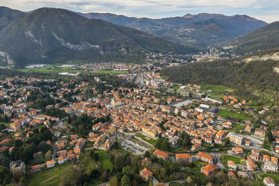 Canzo vista dall'alto con visibile in grande parcheggio in piazza del mercato.
