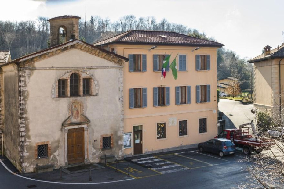 La Chiesa di San Rocco e il Palazzo municipale a Proserpio.