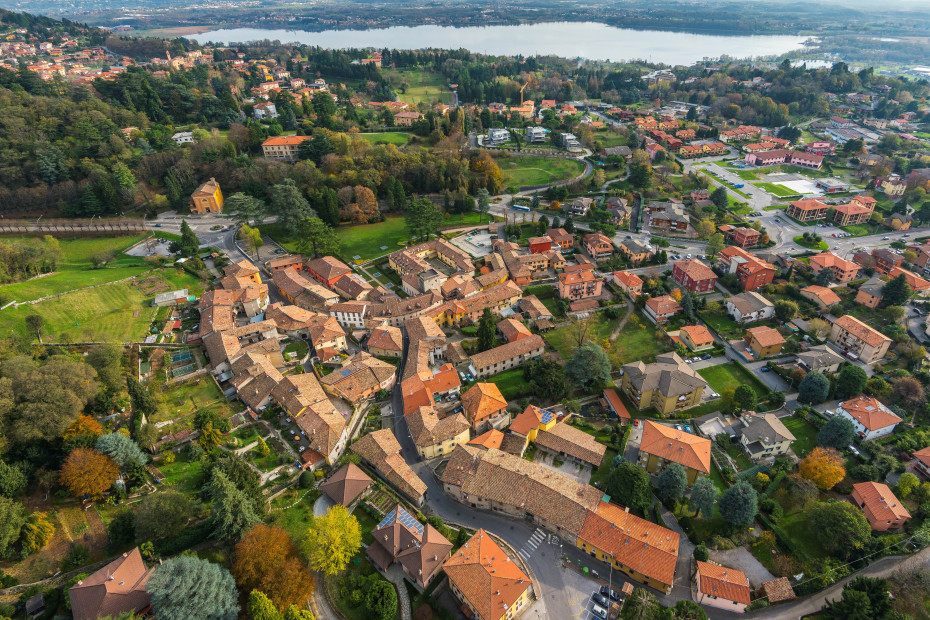 Vista di Longone al Segrino dall'alto.