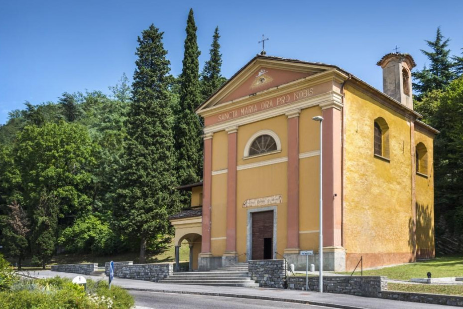 L'esterno della Chiesa di Santa Marian in prato a Longone al Segrino.