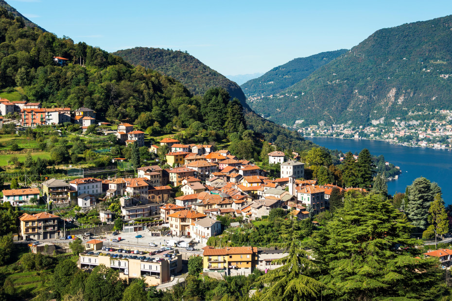 La frazione di Molina di faggeto Lario vista da lontano.