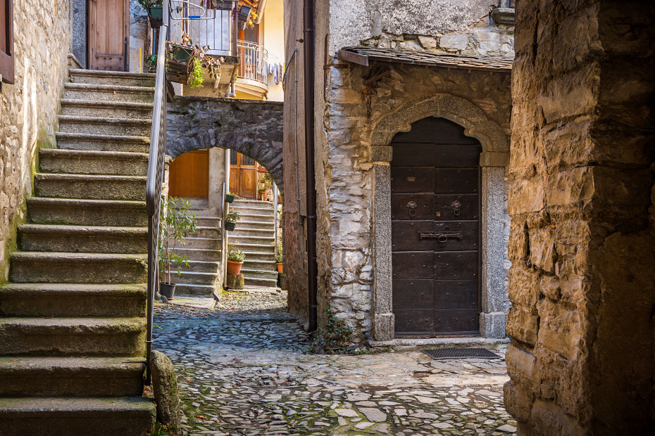 Il centro storico lastricato e di pietra di Molina.