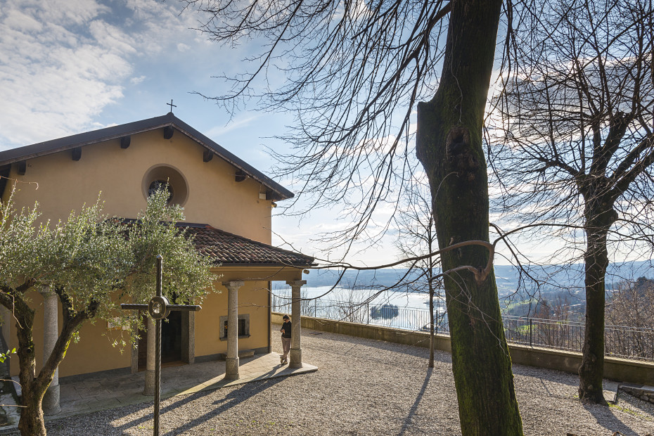 Santuario della Madonna della Neve e vista sul Lago di Pusiano.