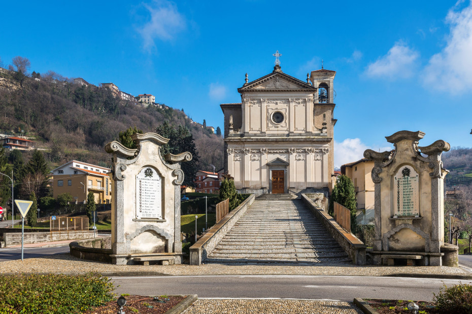 La scalinata che conduce alla chiesa