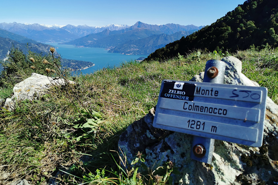 Cartello d'altitudine in cima al Monte Colmenacco