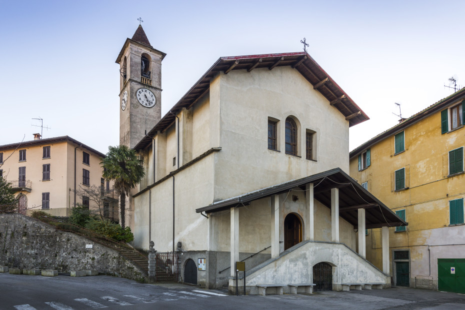 L’edificio è rialzato rispetto al piano stradale vi si accede tramite una doppia scalinata 