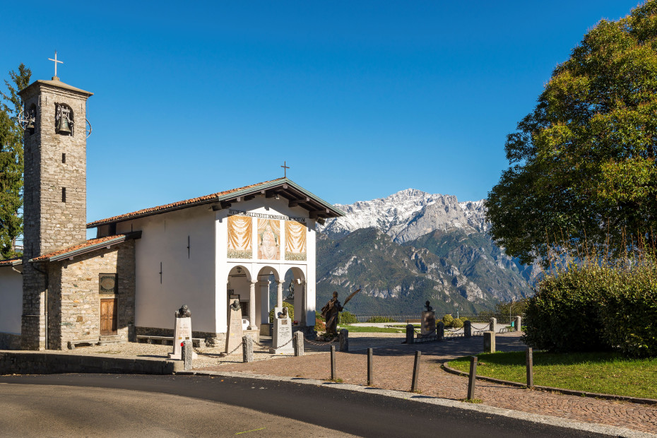 Collocata sul Belvedere Romeo, punto panoramico verso le Alpi Centrali, le Prealpi e il Lago