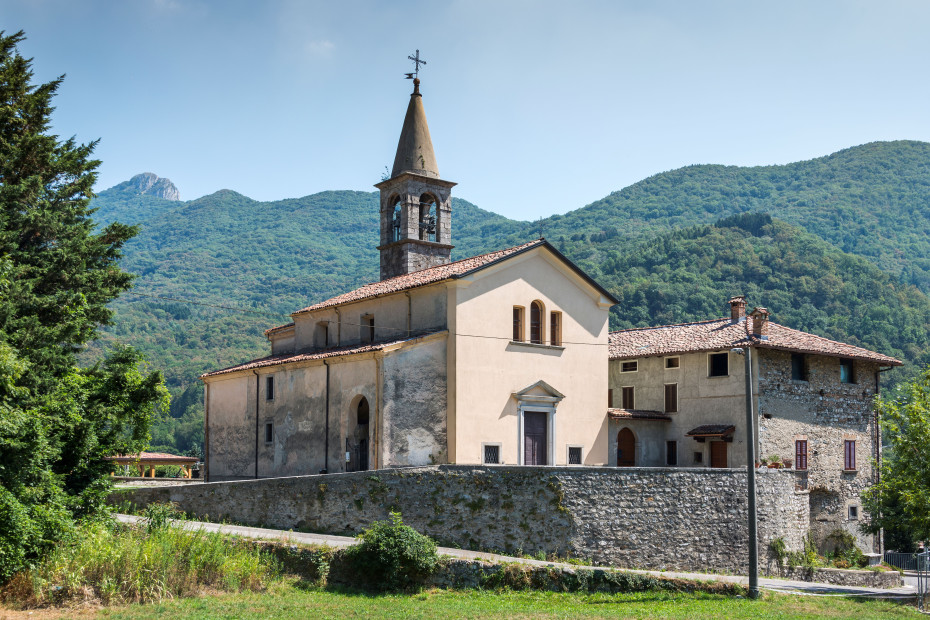Sulla facciata si apre un portale in ghiandone, affiancato da due piccole finestre e sormontato da un timpano; la parte superiore è occupata da una serliana