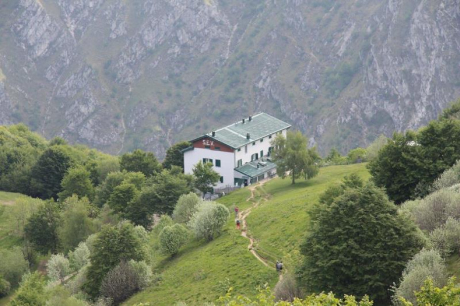 Nella zona di Pianezzo, a fianco dei Corni di Canzo è situato il rifugio della Società Escursionisti Valmadreresi
