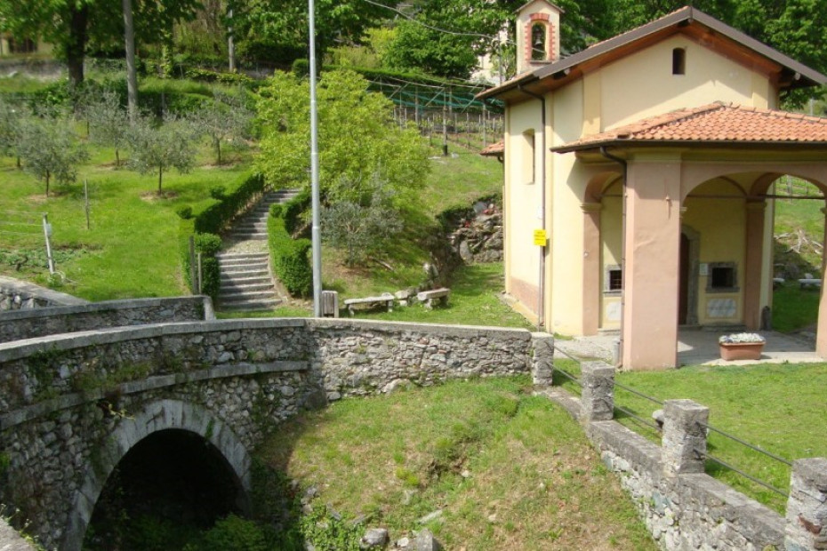 Sorge lungo l’antica mulattiera che unisce Valbrona alle rive del Lario e porta alla frazione di Caprante