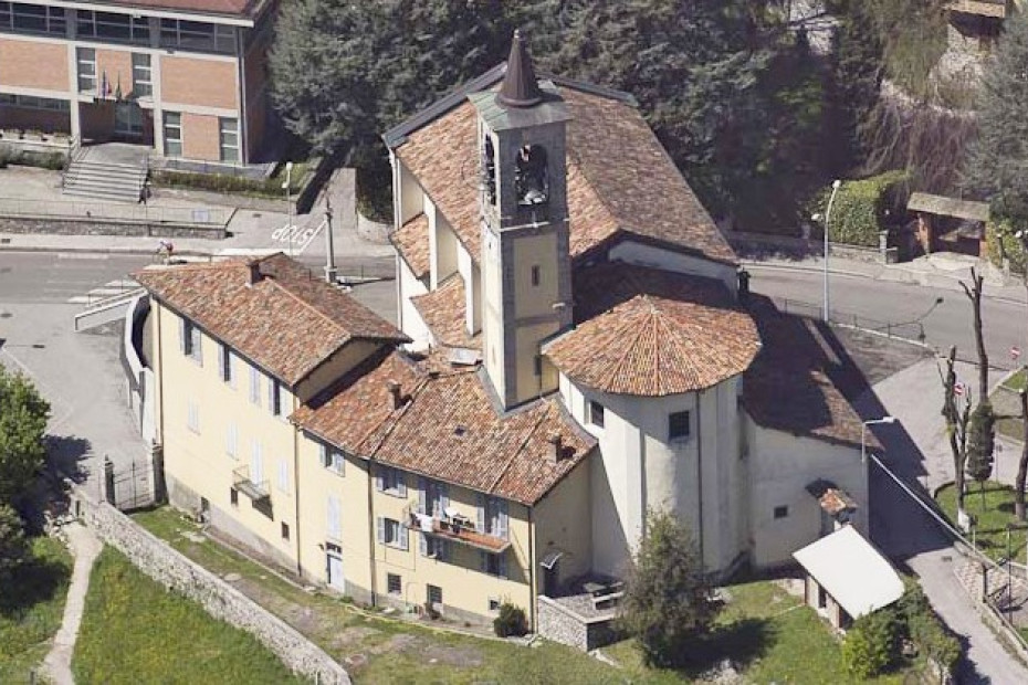 La chiesa è in stile barocco e si trova di fronte al Municipio