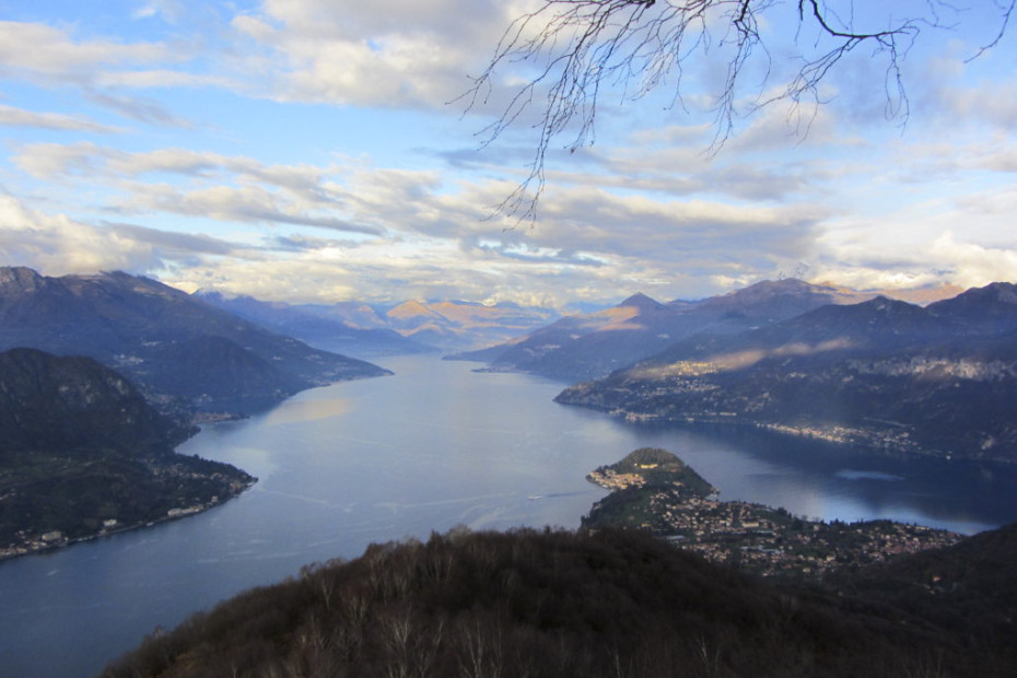 Panorama su entrambi i rami del Lago di Como