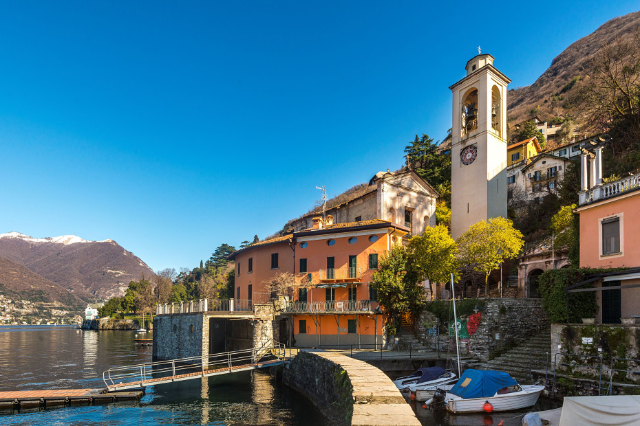 La chiesa è affacciata su una piazzetta in riva al lago
