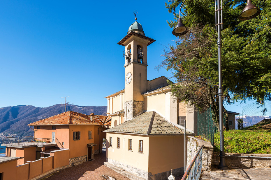 Situata in posizione panoramica, sul tetto della sacrestia si innalza il campanile