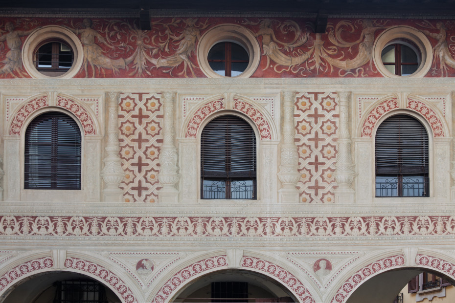 Gli affreschi della Piazza Ducale