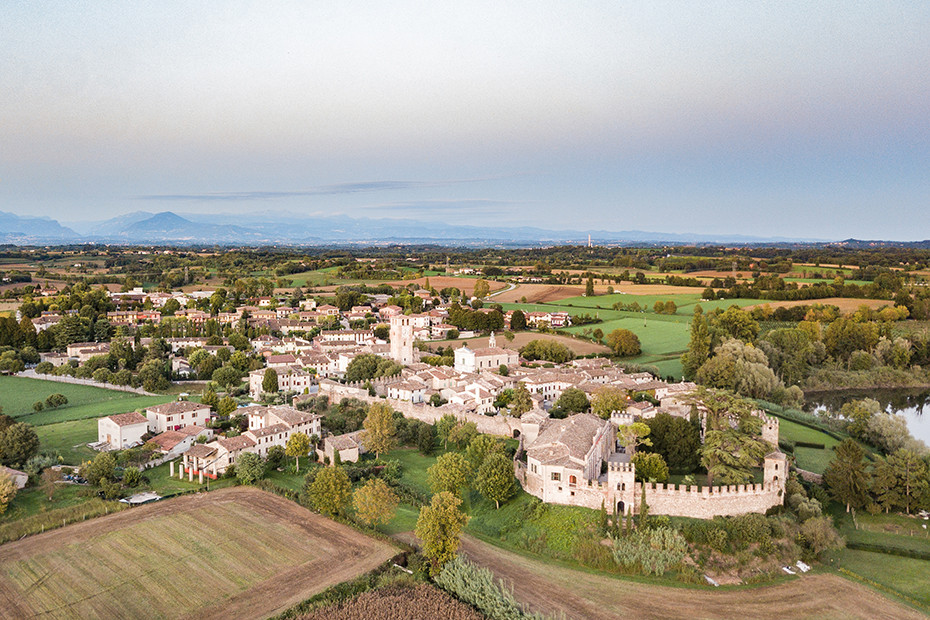 Castellaro Lagusello, a postcard village