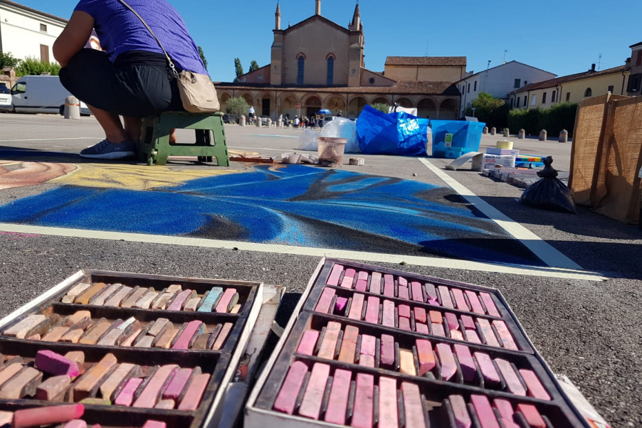 Santuario e sagrato con i Madonnari