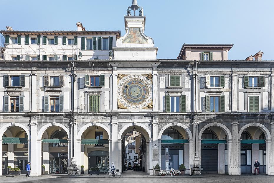 5. In piazza suonano i “Matti delle ore”