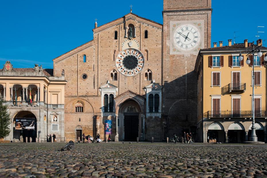 3. Si fa il giro della piazza sotto i portici