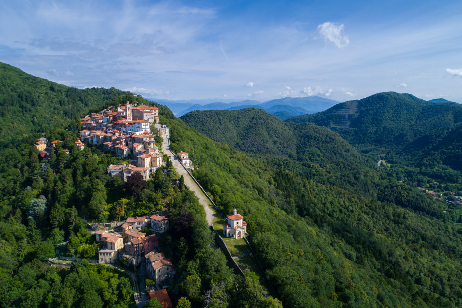 Serial model of the virgin of the rocks: the embroideries of Sacro Monte di Varese