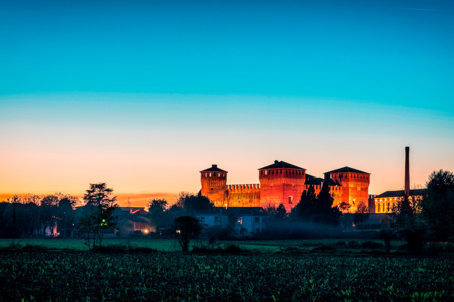 Visit to a mediaeval village by night (Soncino, CR) 