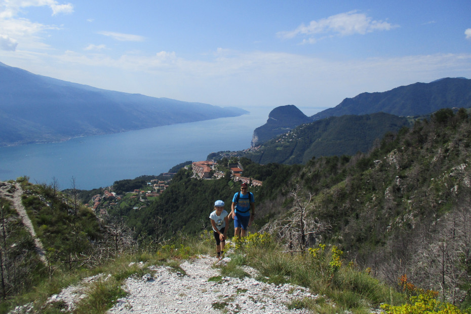 Salita che porta alla cima del Monte Bestone e vista panoramica verso il sud del lago