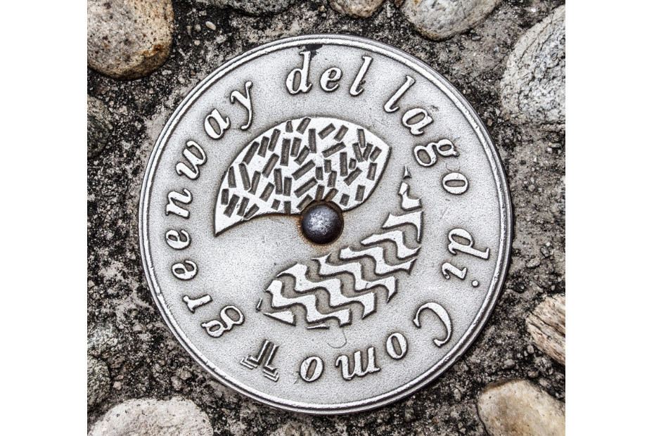 Segnavia che si trovano lungo tutta la Greenway del Lago di Como