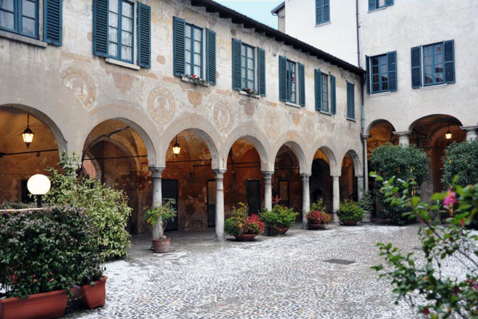 Cortile del Broletto