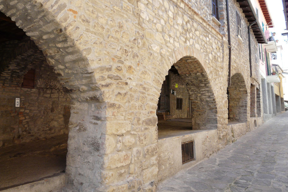 Antico porticato nel centro storico a Varzi (PV)